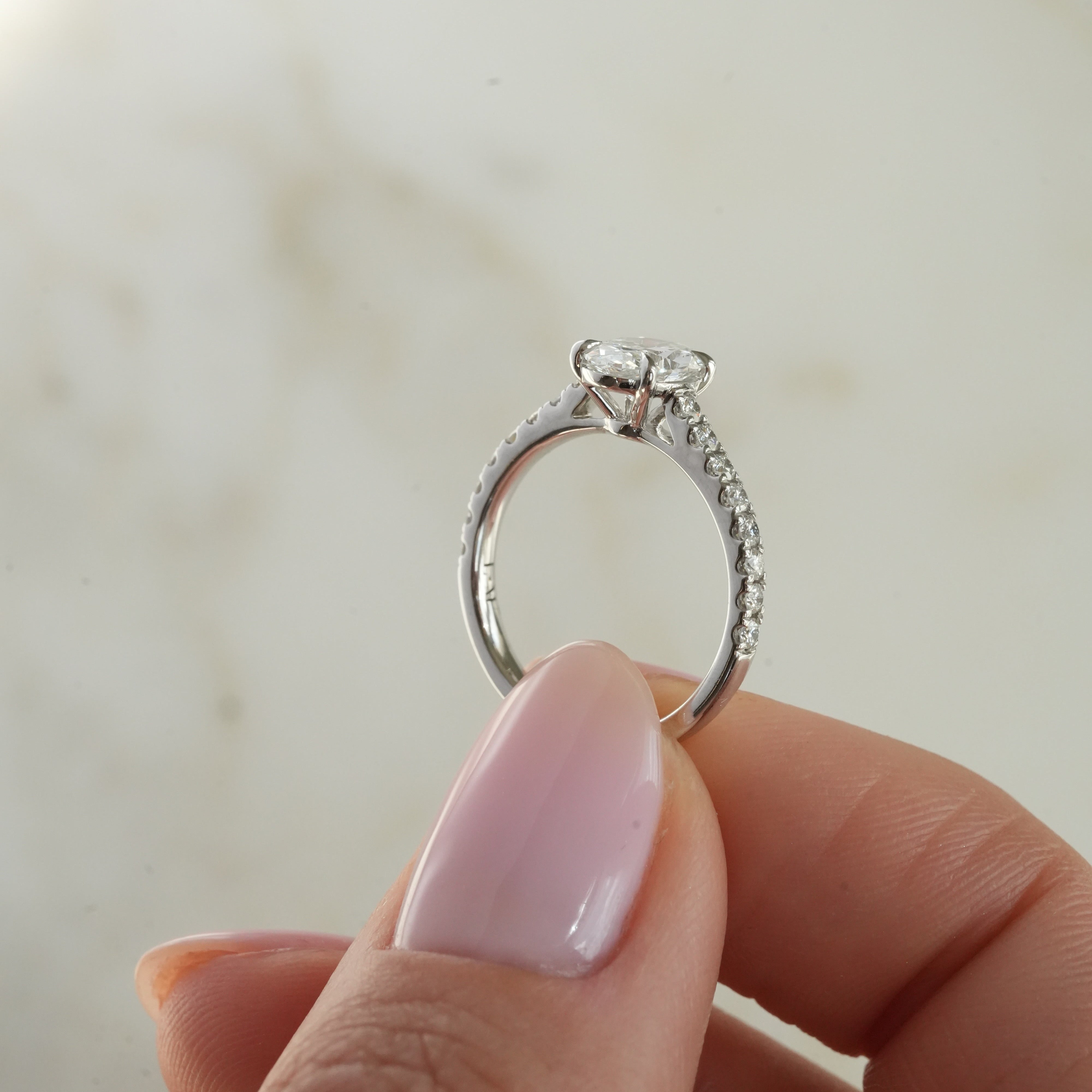 Lysander Oval 1.03 ct, white gold, size 50