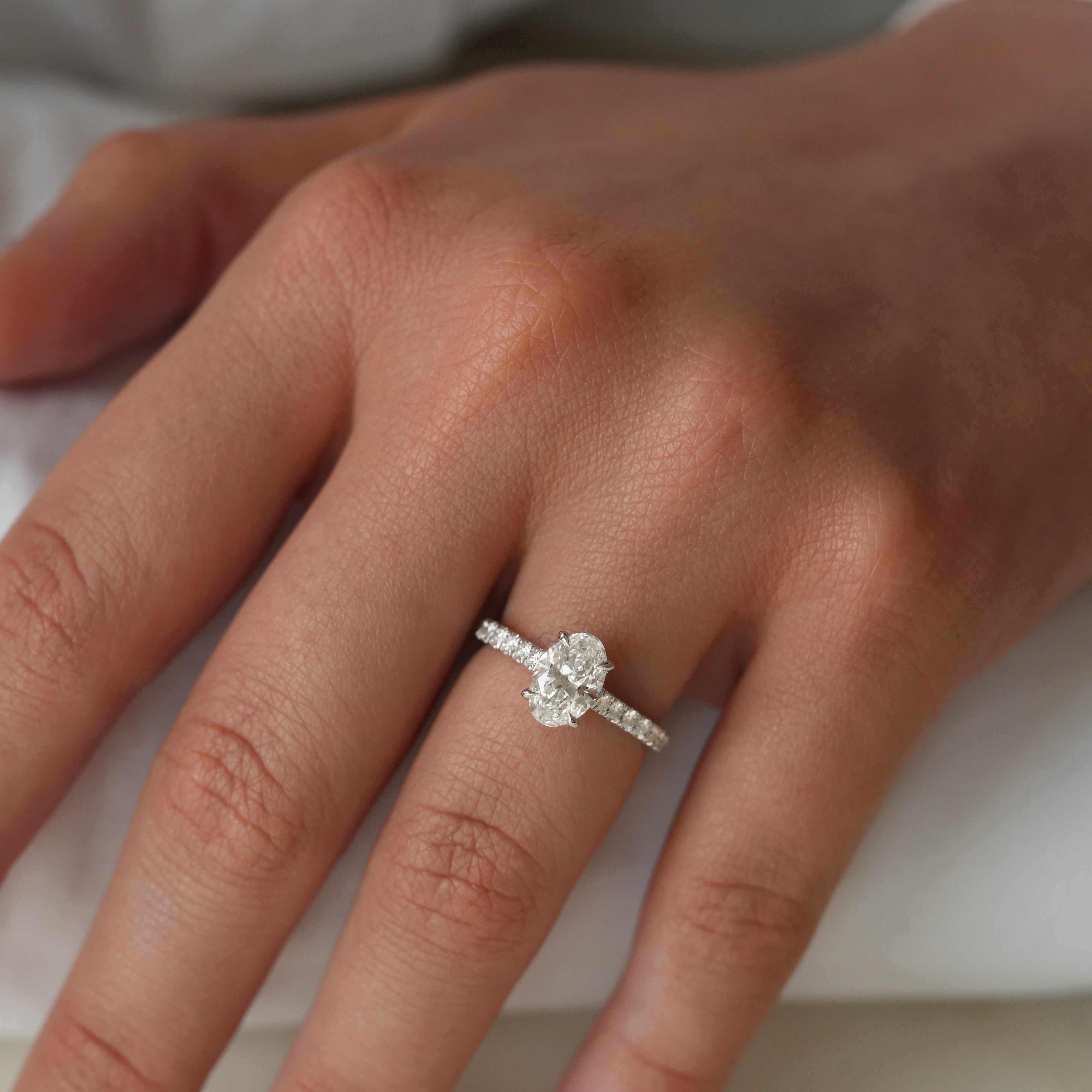 Lysander Oval 1.03 ct, white gold, size 50